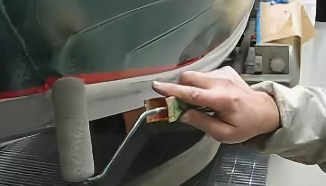 Нанесение антифоулинга валиком