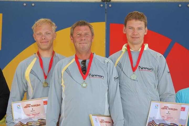 С подопечными, то есть шкотовыми