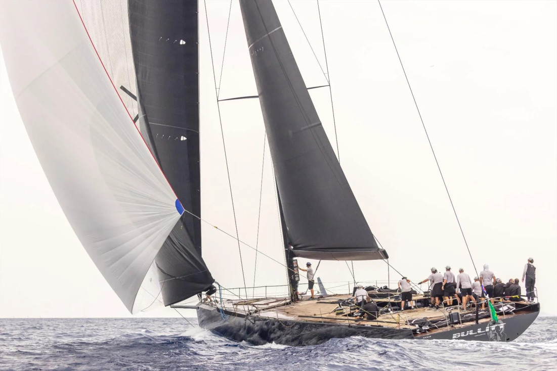 ...Bullitt, признанная «Яхтой года» по версии IMA