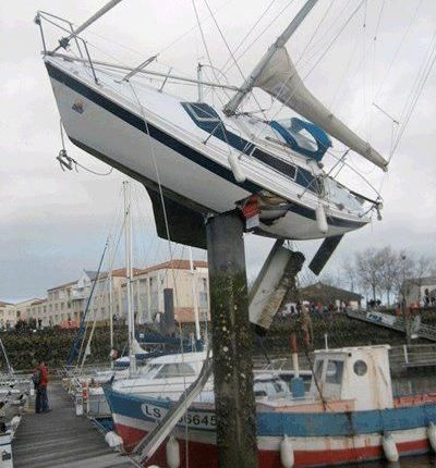 Яхта на столбе… Это можно было бы принять за образчик концептуального искусства, но, увы, это последствие сильнейшего шторма «Синтия» (Xinthia) в феврале 2010 года. Место действия – устье реки Шаранта, недалеко от Ля-Рошели,