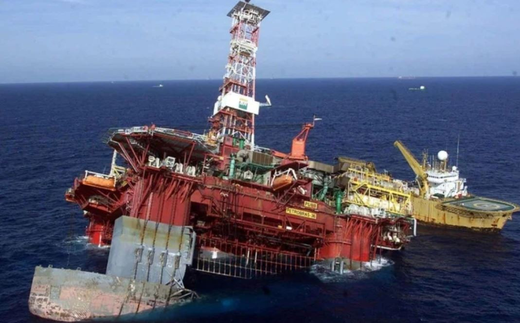 Поврежденная нефтяная платформа «Draupner»