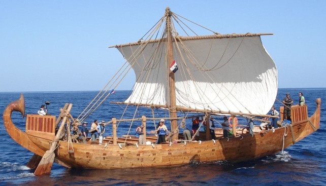 Реплика египетского судна с двумя рулевыми веслами