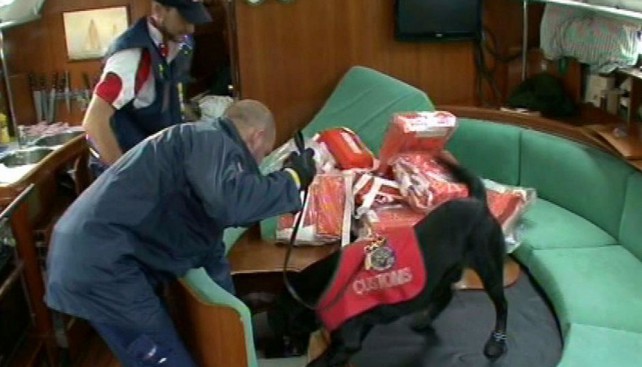 Досмотр яхты офицерами карантинной службы