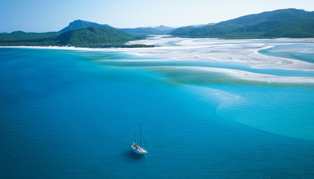Песчаные пляжи привлекают яхтсменов так же, как фауна рифов