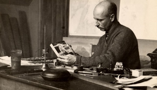 Рокуэлл Кент в своем рабочем кабинете