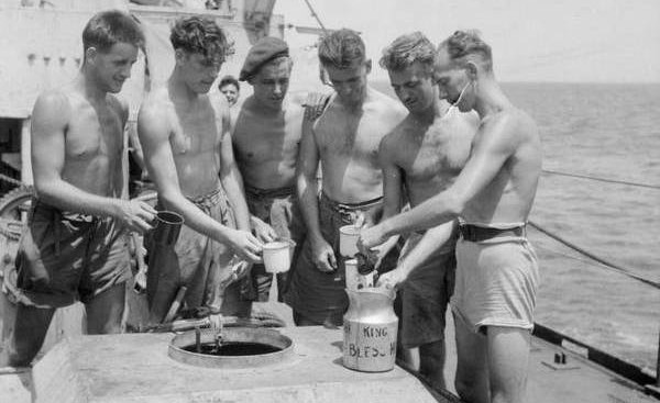 Военнослужащие 3-й бригады британских коммандос получают свою порцию грога . 1945 г.