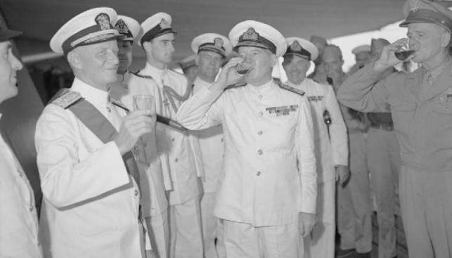 Адмирал Честер Нимиц (слева), адмирал Брюс Фрэзер (в центре) и генерал Карл Спаатс пьют грог на борту линкора Duke of York