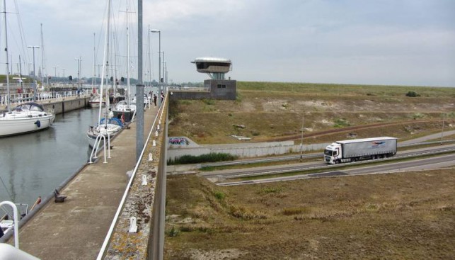 Канал над шоссе, и никто никому не мешает