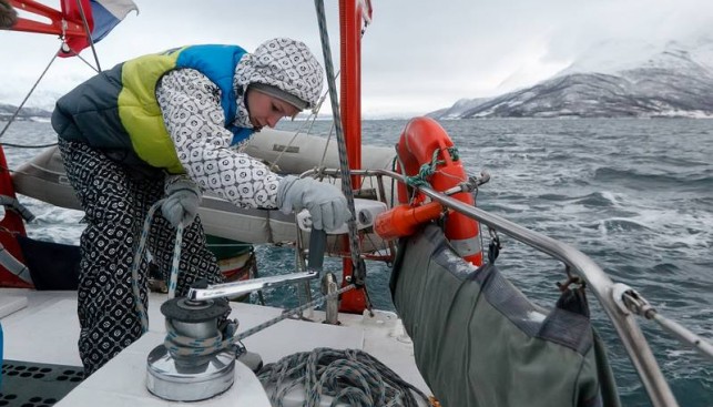В теплой одежде крутить лебедку... жарко