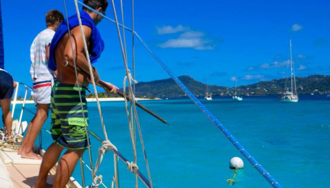 Работа с мурингом - обычное дело на Карибах