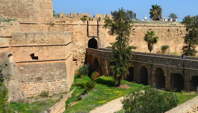 Старинные замки - обычная картина для Кипра