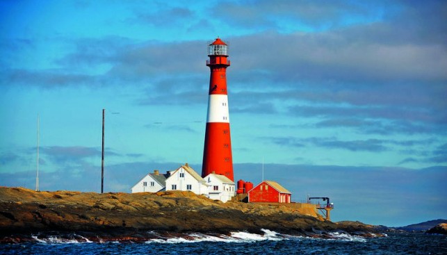 Башня маяка Лилле-Фёрдер служит отметкой на входе в Ослофьорд