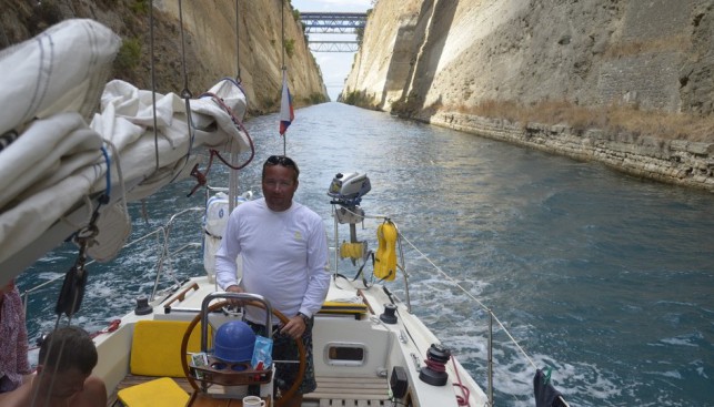 Среди отвесных скал Коринфского канала