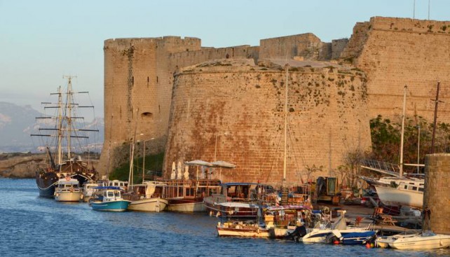 Крепостные стены надежно укрывают лодки от ветра