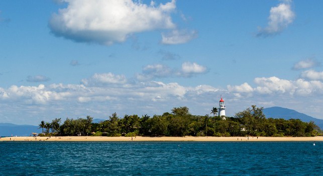 Маяк на острове архипелага Low Islands