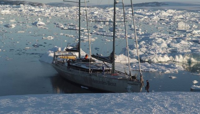 Большая глубина и "ледокольный" форштевень Pangaea позволяли высаживаться прямо на лед