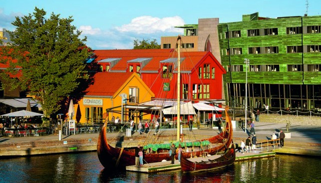 Вблизи города Тьёнсберг в 1904 году было найдено 22-метровое судно викингов. Сегодня эта отреставрированная лодка выставлена в музее викингов в Осло