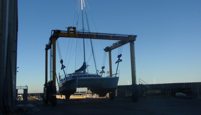 Подъемник для катамарана в марине Маккай