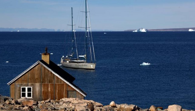 Дома в Гренландии даже на вид хлипкие, построить что-то капитальное не позволяет лед