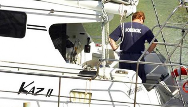 Сотрудники береговой охраны на борту пустого катамарана