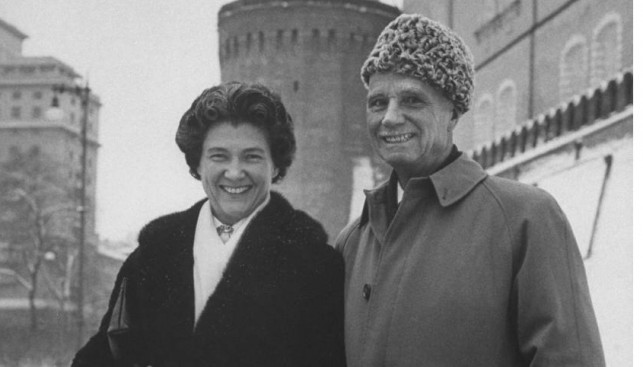 Рокуэлл Кент c женой в Москве на Красной площади