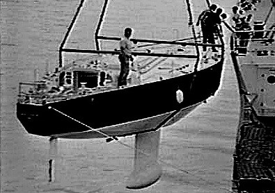 Через минуту Pen Duick II впервые коснется воды