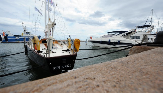 Наши дни. Pen Duick II в гавани города Киберон