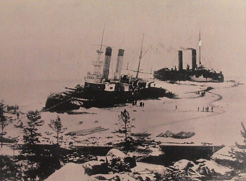 Броненосец «Генерал-адмирал Апраксин», севший на камни, и ледокол «Ермак»