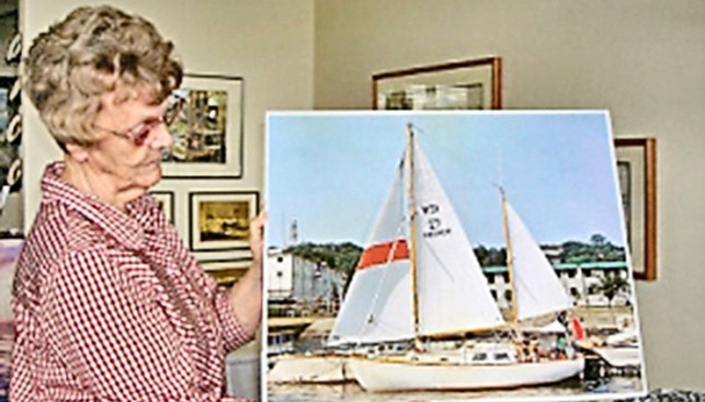 Наши дни. В руках мисс Сайтс-Адамс фотография ее яхты Sea Sharp II