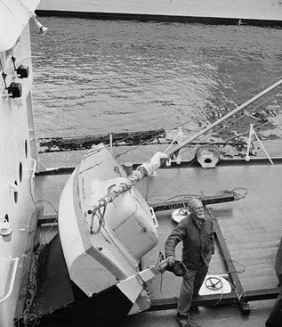 На суше лодка казалась действительно крошечной