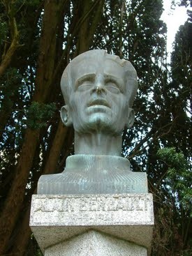 Бюст Алена Жербо в г. Лаваль, Франция