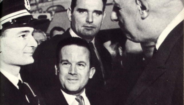 Президент де Голль вручает Эрику Табарли орден Почетного легиона