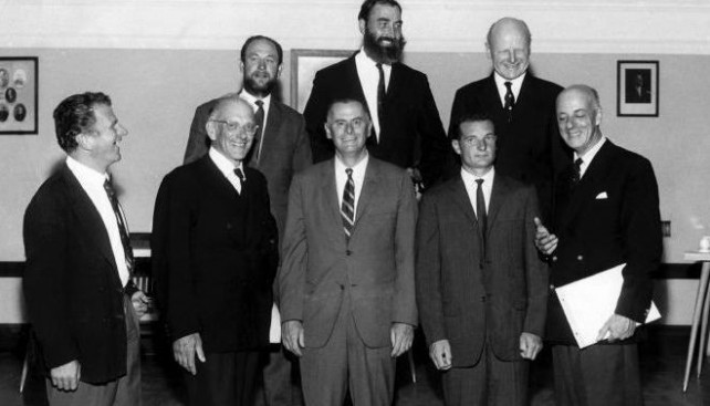 23 июня 1964 года. Прием в мэрии Ньюпорта. Слева направо: Дэвид Льюис, Фрэнсис Чичестер, Билл Хауэлл, мэр Ньюпорта, Вэл Хауэлз, Эрик Табарли, Блонди Хаслер