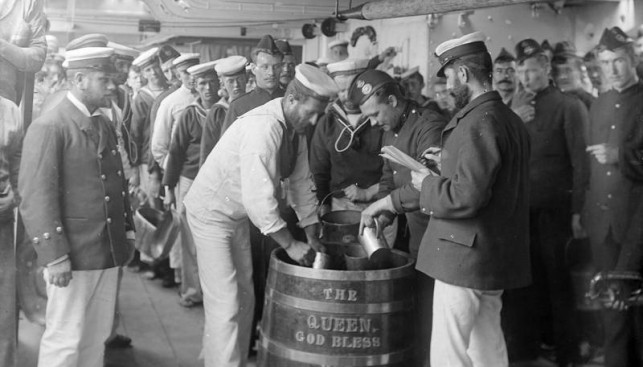 На бочке написано «Боже, храни королеву»