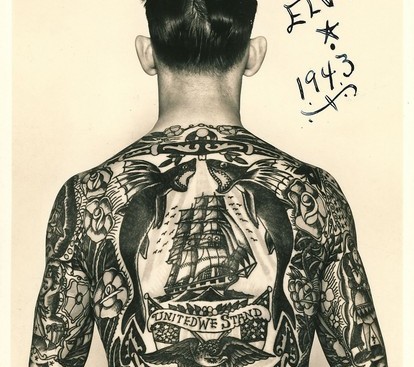 Одна из самых знаменитых татуированных спин принадлежала американскому моряку «Капитану» Элви. Она была выполнена в 1940 году и включала в себя: клипер, розы, летучую рыбу, орла, американский флаг и патриотический плакат United We Stand (фото 1943 г.)
