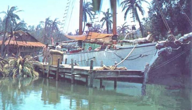 Шхуна Piligrim в фильме стала Tiki, после экспедиции Тура Хейердала имя этого полинезейского божества было у всех на слуху