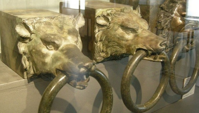 Кольца для швартовки с корбалей Калигулы ныне экспонаты Museo Nazionale Romano
