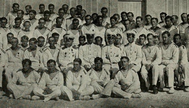 Гардемарины 2-й роты. Второй слева офицер – капитан 1-го ранга М. А. Китицын. 1919 г.
