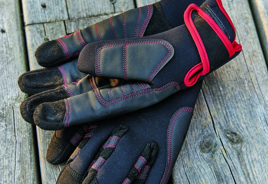 Если температура воздуха чуть выше нуля, то руль или румпель ненамного теплее, поэтому хорошие перчатки очень важны